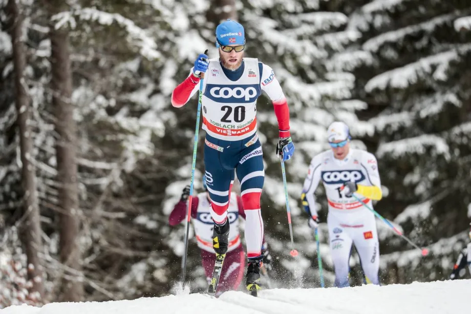 Мартин Сундбю.Лыжник из Норвегии на лыжной гонке классическим стилем
